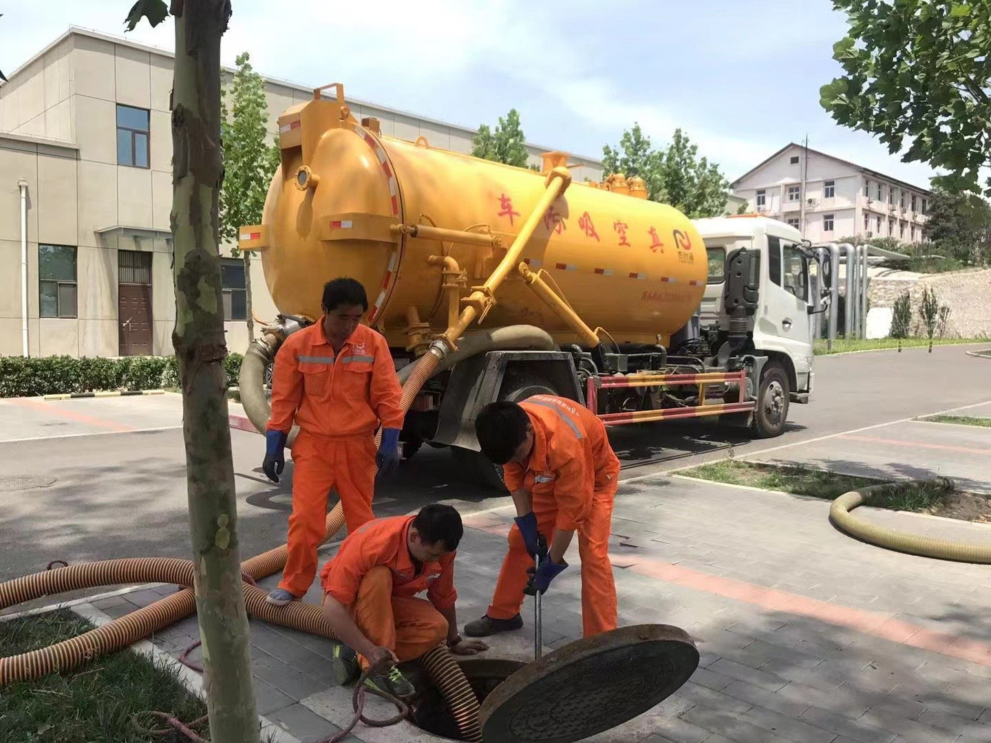 张北管道疏通车停在窨井附近