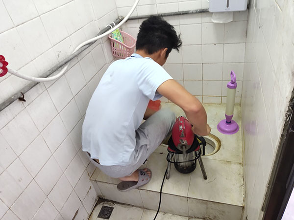 张北管道堵塞冒臭气 专业师傅现场解决问题