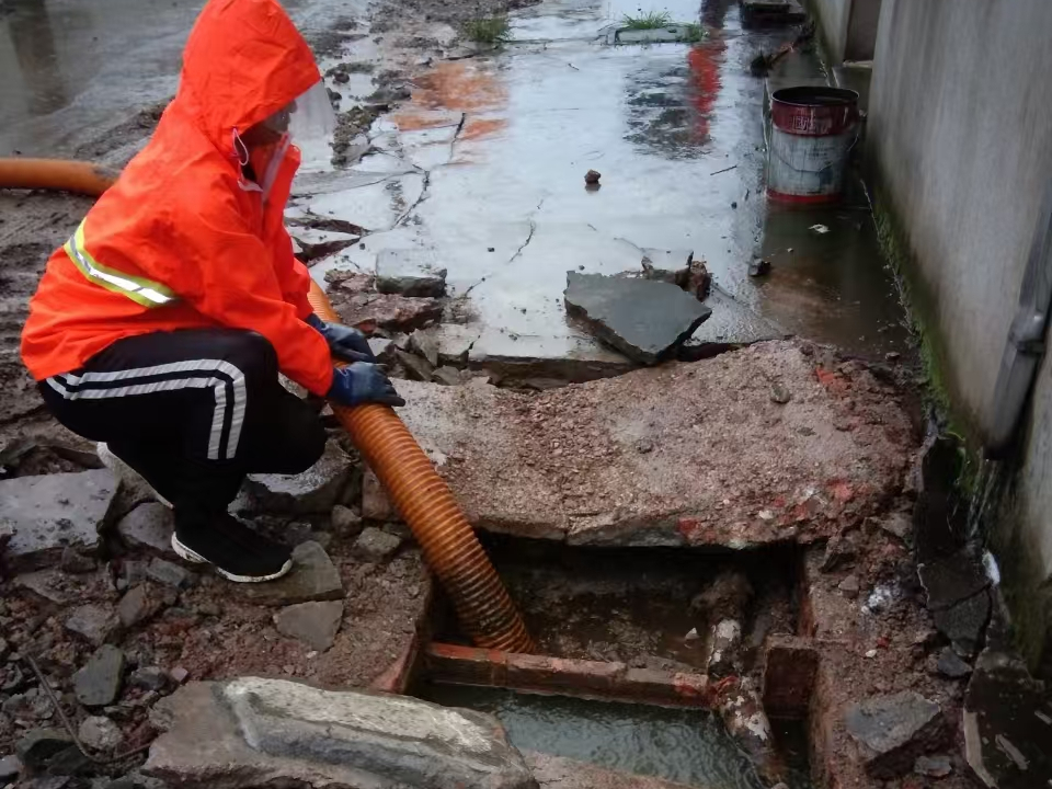 张北专业清理污水池 炜誉市政以规范流程守护城市 “肠道”