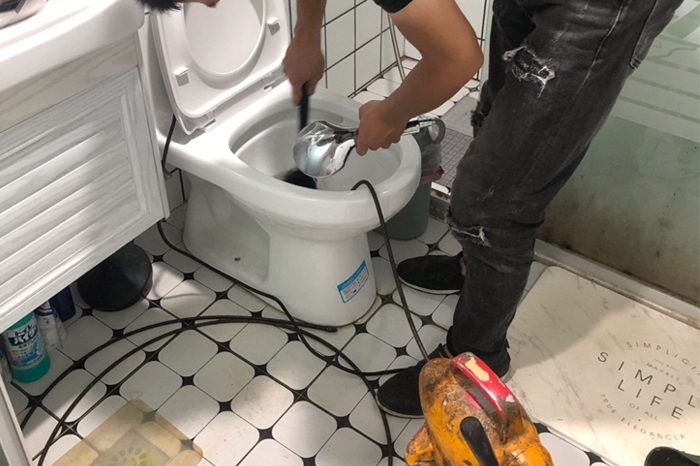 张北马桶堵塞自己疏通还是找师傅？专业上门服务让你省时更省心