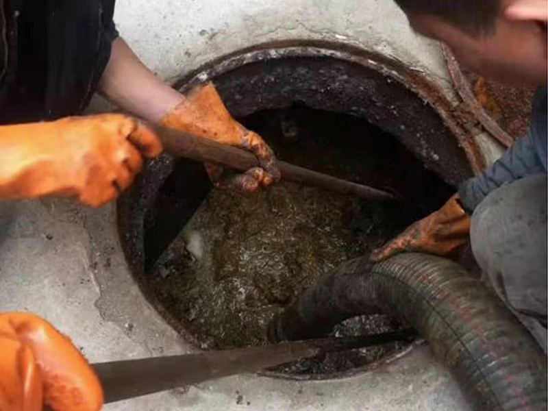 张北清理化粪池时如何避免沼气的危害？